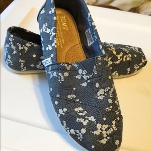 Women’s TOMS size 6.5